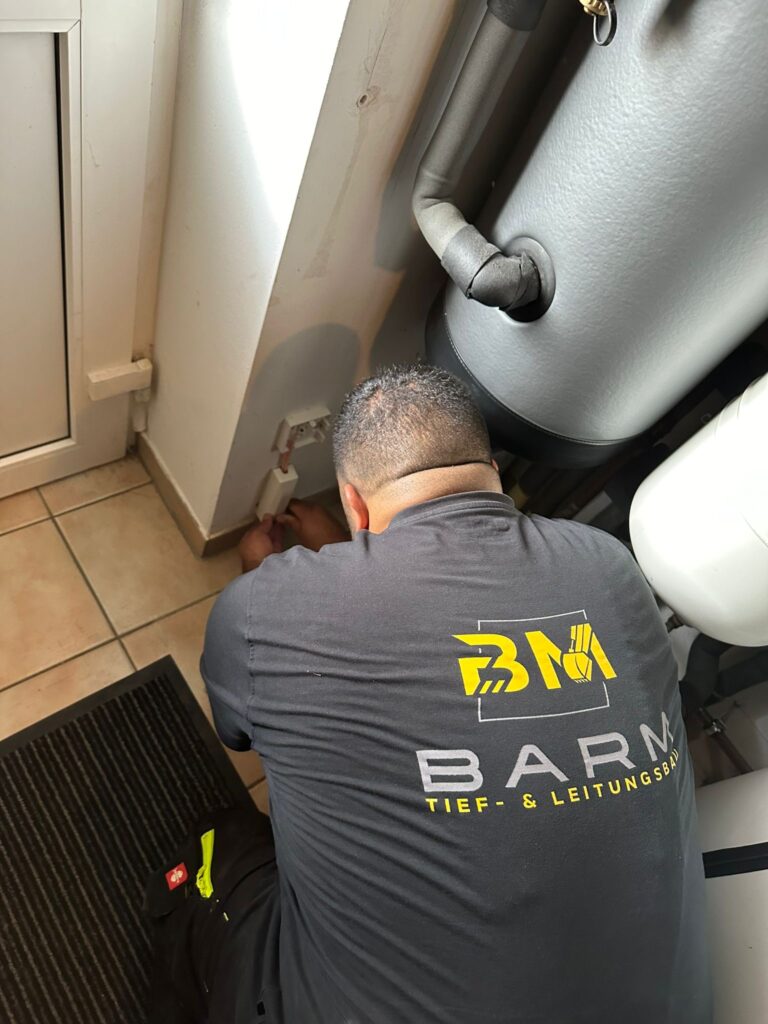 Handwerker bei Installationsarbeiten